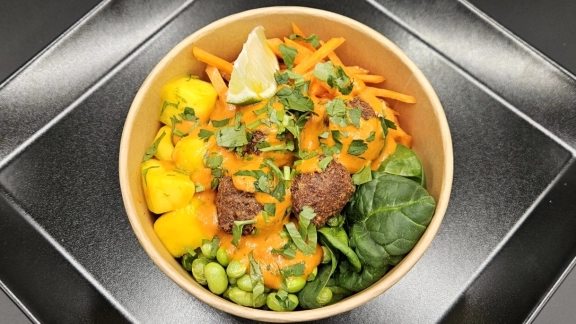 Creamy curry falafel bowl