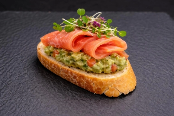 Avokádókrémes füstölt lazacos koktélszendvics