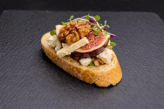 Kecskesajtos-fügés koktélszendvics