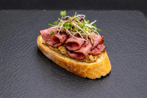 Pastrami, dijoni mustár, savanyú uborka koktélszendvics