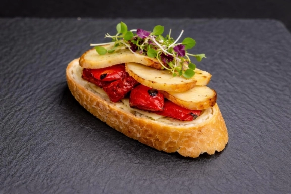 Scamorza, grillezett paprika VEGA koktélszendvics